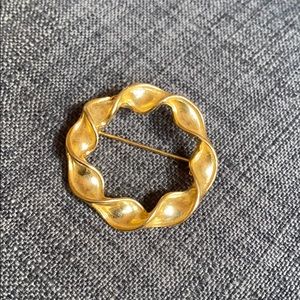 Vintage New View Gold tone Circle/Round Brooch